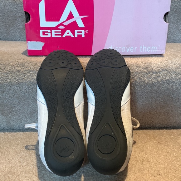 Awesome pair of LA Gear black/white jogger shoes. Size 7 1/2. Gently worn. - Picture 3 of 9
